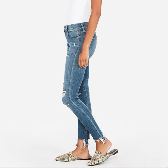 ✨EXPRESS MID RISE RIPPED RAW HEM CROPPED JEAN LIGHT WASH SZ 8 LEGGINGS✨ - Picture 2 of 9